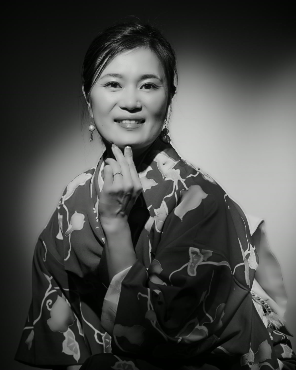 Kaho Boutillier, fondatrice de KAHORI, en kimono de soie à motif floral, photographiée en studio.