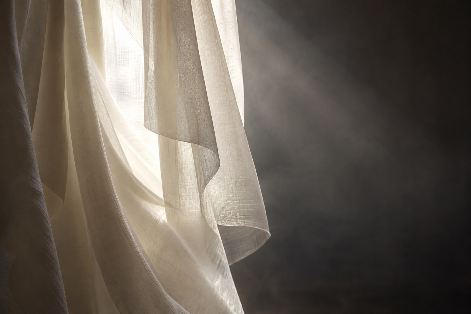 Une soie claire suspendue à contre-jour : la lumière traverse le tissu et l’air se voit autour.